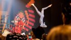 Zarkus Poussa ja Circus Helsingin Seepra. (kuva: Yle/ Jukka Lintinen)