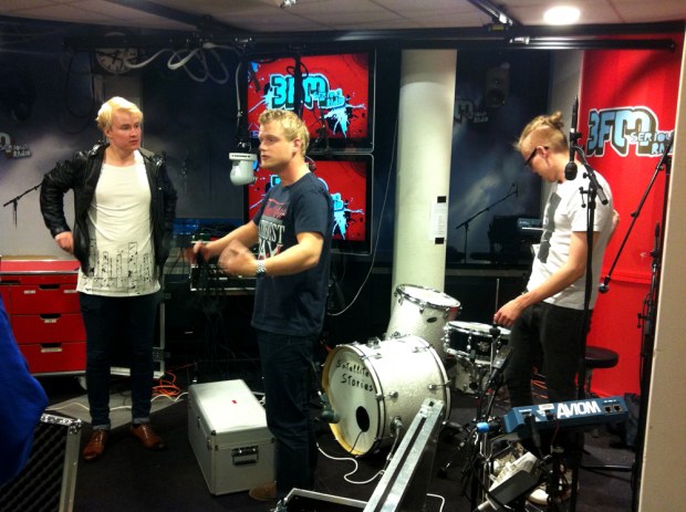 Klo 07:00, 3FM, Hilversum. Hollannin YleX:n äänimies neuvoo soundcheckissä, aamuinen liveveto sujui kommelluksitta.