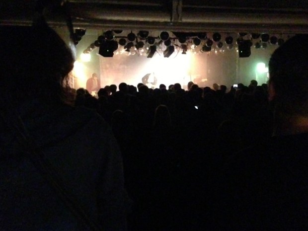Klo 21:00 Tivoli, Utrecht. Tältä keikalta ei väkeä puuttunut.