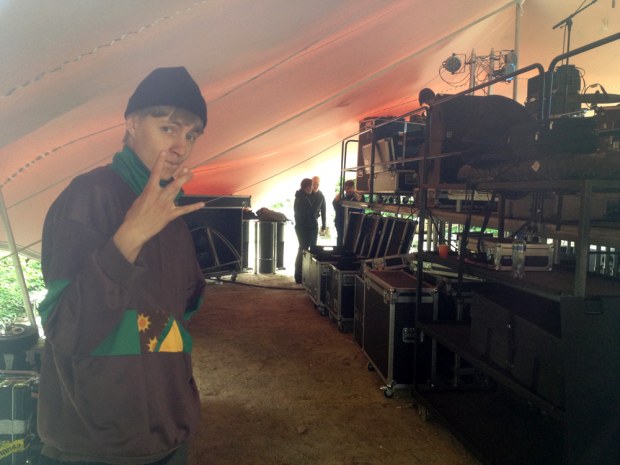 Klo 13:00 London Calling Festival. Lavateknikko Malone edustamassa London Calling -festivaalin lavan takana.