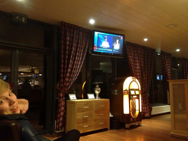 Klo 23:45 Bastion Hotel. Hotellilla jännäämässä Euroviisuja. Tässä vaiheessa fiilikset olivat vielä kohdillaan.