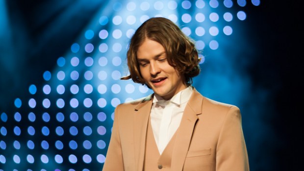 Mikael Saari katsoo tyytyväisenä Viikonloppulistaansa - Kuva: Tomi Mikola