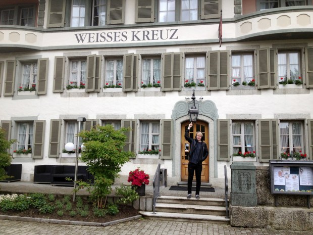 Klo 11:00. Weisses Kreuz. Tähän mennessä kiertueen makeimmat yöunet, jokaiselle oli omat erilliset hotellihuoneet.