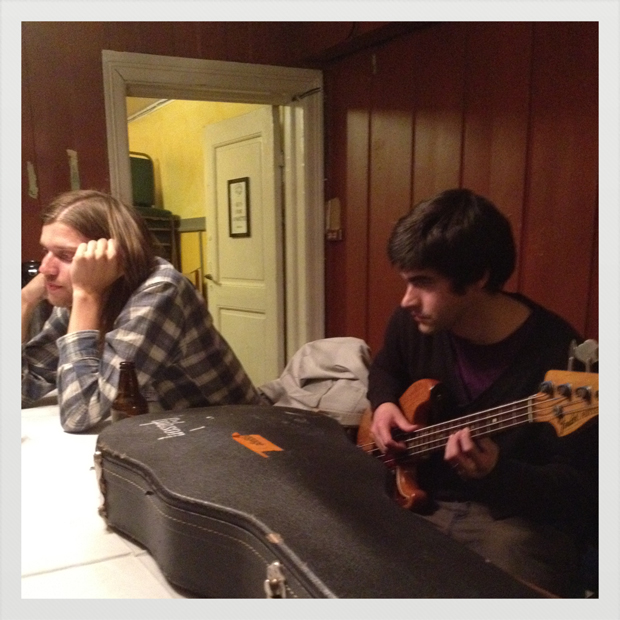 David and Alexis are sad after the gig. (David ja Alexis ovat surullisia keikan jälkeen.)