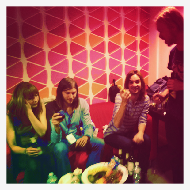 With Kevin from Tame Impala in Brussels. (Brysselissä Tame Impalan Kevinin kanssa.)