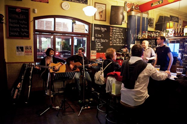 Carla Lippis ja Martial Hearts -kitaristi Stephen Pederson @ The Crown &amp; Anchor Hotel
