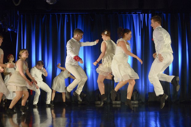 Vuoden kansantanssiyhtye Kirjavat vauhdissa Ocean Clubilla Folklandialla 2014. Kuva: Petri Kivinen