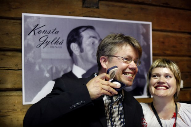 Konsta Jylhä -kilpailun voittajien riemua ala Arto Järvelä ja Anne-Mari Kivimäki. Kuva: Ulla Nikula