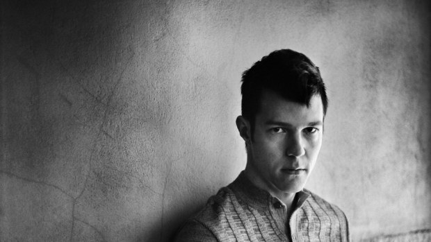 Nuoruustango-levy alkaa versiolla Dave Lindholmin klassikosta Jazzikansa tulee