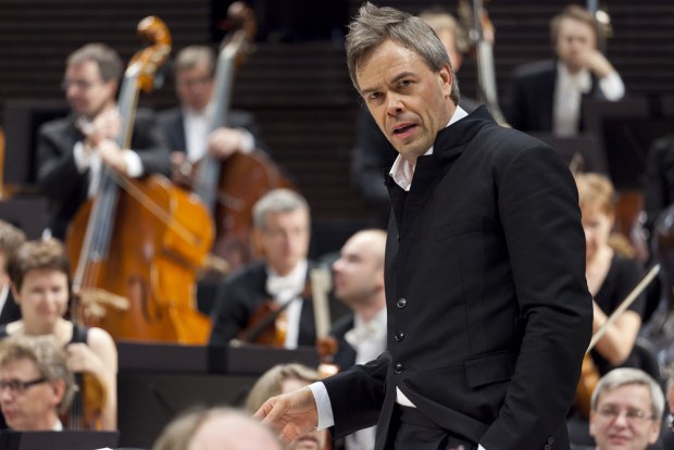 Syksystä alkaen Teema lähettää suorana kaikki Hannu Linnun johtamat RSO:n konsertit Musiikkitalosta.
