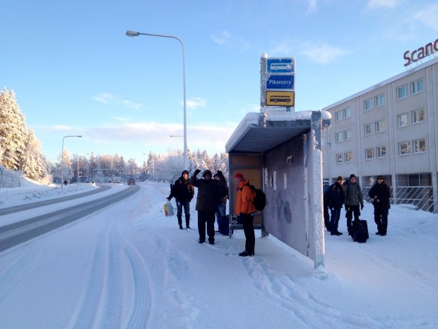 Kajaani klo 10.15. Rovaniemen pikavuoroa odotellessa.