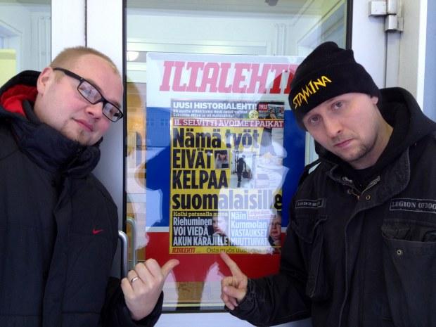 Rovaniemi klo 21.45. Juuri tällä hetkellä tekniikka tekee täällä Rovaniemellä sitä mistä heille maksetaan. Kuvassa kitarateknikko Kangastalo ja FOH Jauhiainen aiemmin päivällä.