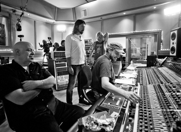 Dave Grohl (keskellä) rakastui miksauspöytään