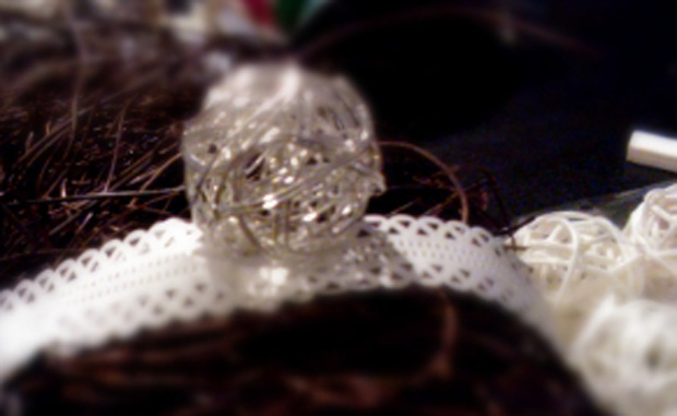 Talvikranssi saa sisäänastujan hyvälle mielelle. Kuva: Yle Olotila, Anni Alatalo.