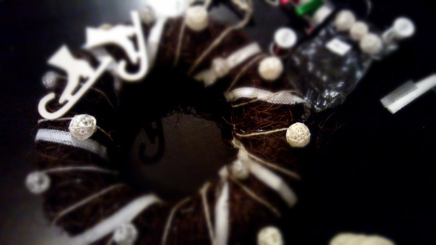 Talvikranssi saa sisäänastujan hyvälle mielelle. Kuva: Yle Olotila, Anni Alatalo.