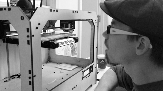 3D-tulostettu nukke syntyy tulostimessa Sulka Haro seuraa. Kuva: Makielab, Riikka Haro. 3D-tulostettu nukke syntyy tulostimessa Sulka Haro seuraa. Kuva: Makielab, Riikka Haro.