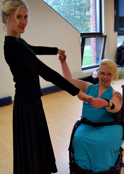 Kati Kallioniemi tanssii Tuija Pajusen kanssa kuva: Sari Valto