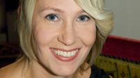 Linnan juhlien 2009 muotiasiantuntija ja -kommentaattori, vaatesuunnittelija Hanna Sarén. Kuva: Veera Aaltonen, YLE Kuvapalvelu