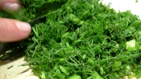 Tillipesto-perunasalaattia ja ilmakuivattuun kinkkuun käärittyä lohta. Kuva: Stock.xchng