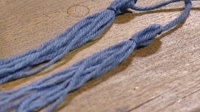Koristetupsujen tekeminen langasta. Kuva: Strömsö