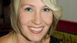 Linnan juhlien 2009 muotiasiantuntija ja -kommentaattori, vaatesuunnittelija Hanna Sarén. Kuva: Veera Aaltonen, YLE Kuvapalvelu
