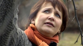 Märta Angervuori vastaa katsojien kysymyksiin kevätleikkauksista Puutarhaunelmissa. Kuva: Filmiteollisuus