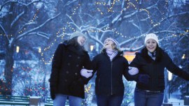 kuva: Kristy-Anne Glubish/YLE, tytöt lumisessa puistossa.