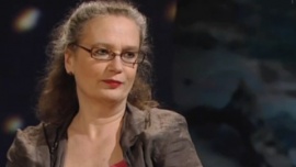 Kulttuuritoimittaja Pia Ingström Voimala-ohjelmassa kertomassa teoksestaan Äitiä ikävä. Kuva: YLE