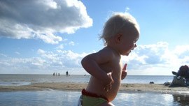 Onnellinen päivä rannalla kuuluu kesään. Kuva: Miika Ranne.