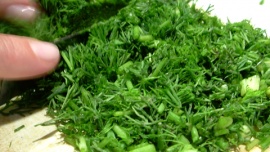Tillipesto-perunasalaattia ja ilmakuivattuun kinkkuun käärittyä lohta. Kuva: Stock.xchng