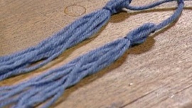 Koristetupsujen tekeminen langasta. Kuva: Strömsö