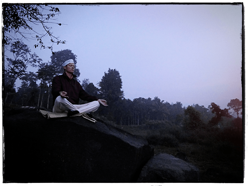 Kai meditoi lootusasennossa