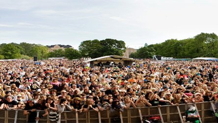 Yleisöä festareilla