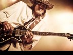 Andy McCoy soittamassa kitarasooloa. 