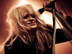 Michael Monroe hymyilee yleisölle. 