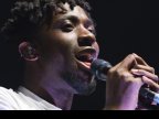 Kele Okereke (Bloc Party) mikrofonin äärellä.