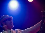 Marcus Geard (The Slackers) soittamassa bassoa