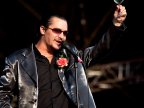 Mike Patton viinilasi kädessään tervehtii yleisöä