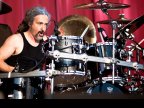 Mike Bordin soittamassa rumpuja