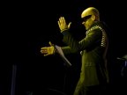 R.E.M.in laulaja Michael Stipe ja robottitanssi