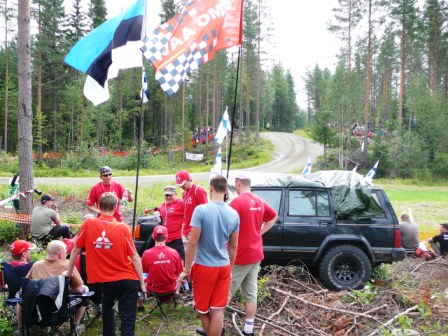 Rohkeaa liputusta edellisillan "pesisottelun" jälkeen Mökkiperällä