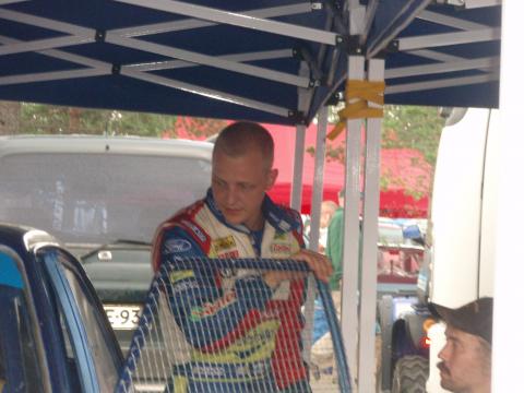 hirvonen poseeraa