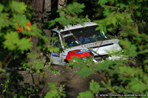 Riku Tahkon auto ulosajon jälkeen..